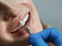 implantolog podczas zabiegu wszczepienia implantów zębowych u pacjentki